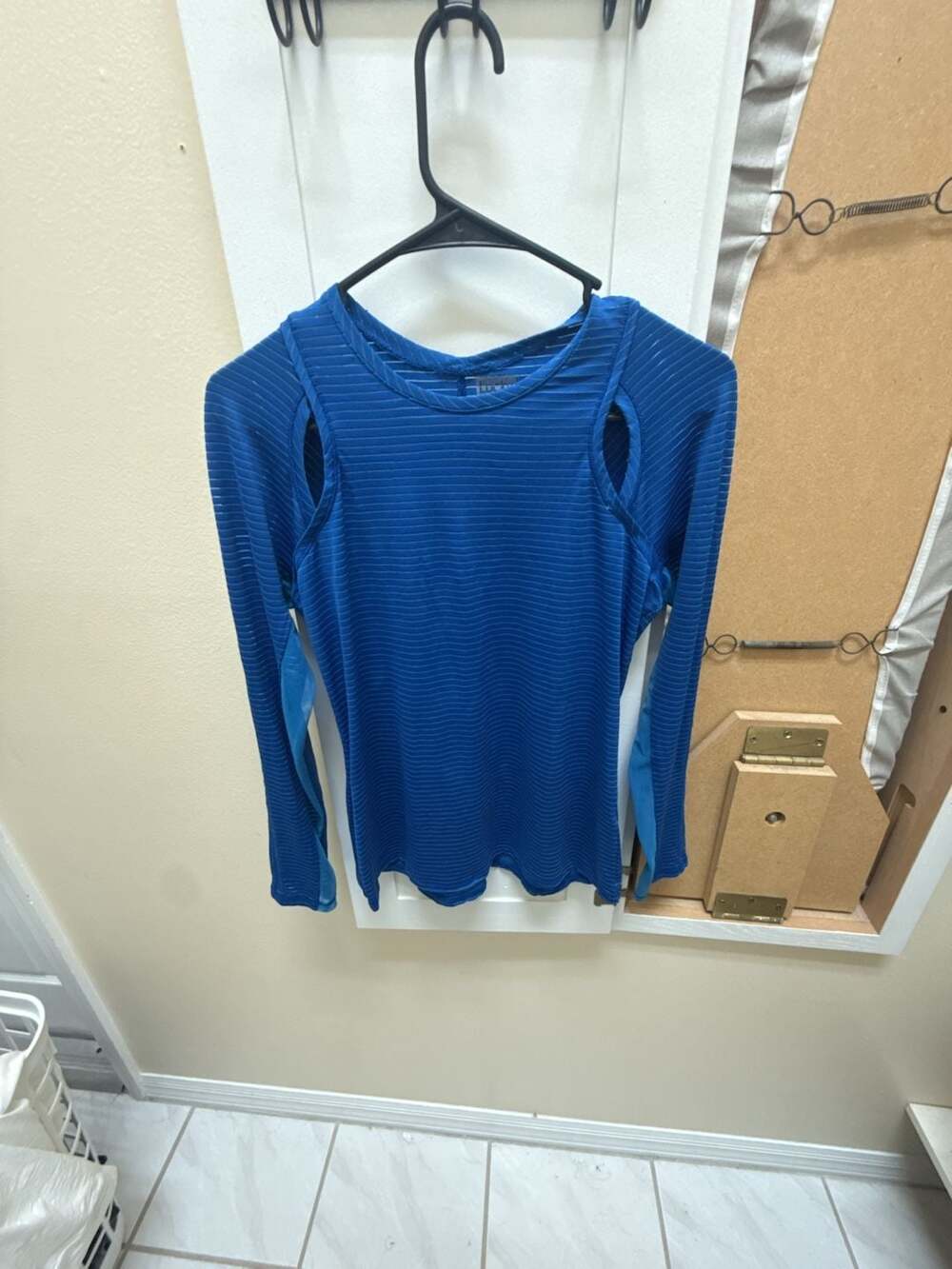 Lucky in Love Women's Blue Striped Cold Shoulder Long Sleeve Athletic Top Size M